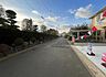 外観：前面道路です。住宅地につき落ち着いた新生活を始められそうです。