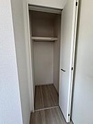 枕棚とハンガーパイプの付いたクローゼットです。