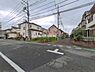 外観：前面道路を含めた現地写真です。