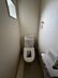 トイレ：ほっと安らげるトイレ空間です。シャワー洗浄機能付のトイレは、清潔感が印象的な空間ですね。