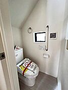 シャワー洗浄機能付のトイレは、清潔感が印象的な空間ですね。