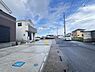 外観：前面道路を含めた現地写真です。住宅地につき落ち着いた新生活を始められそうです。