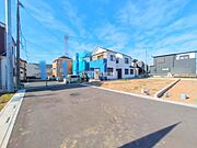前面道路を含めた現地写真です。