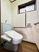 シャワー洗浄機能付のトイレは、清潔感が印象的な空間ですね。