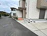 外観：前面道路を含めた現地写真です。