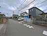 外観：前面道路を含めた現地写真です。