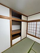 いつでもお部屋をスッキリお使い頂ける収納スペースを設置。