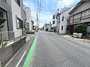 前面道路を含めた現地写真です。