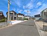 外観：前面道路を含めた現地写真です。