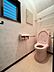 トイレ：シャワー洗浄機能付のトイレは、清潔感が印象的な空間ですね。
