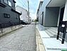 外観：前面道路を含めた現地写真です。