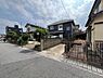 外観：前面道路を含めた現地写真です。