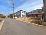 外観：前面道路を含めた現地写真です。