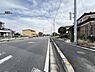 外観：前面道路を含めた現地写真です。