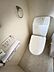 トイレ：ほっと安らげるトイレ空間です。シャワー洗浄機能付のトイレは、清潔感が印象的な空間ですね。