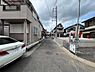 外観：前面道路です。住宅地につき落ち着いた新生活を始められそうです。