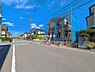 外観：前面道路を含めた現地写真です。