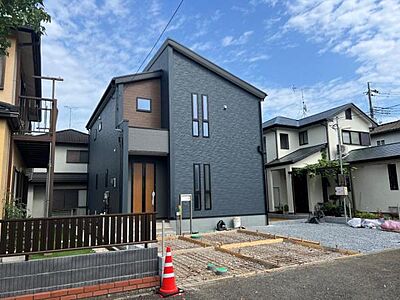 外観:現地写真です。建物完成済・ご家族揃って建物と街並みをご覧いただけます。 外観:現地写真です。建物完成済・ご家族揃って建物と街並みをご覧いただけます。