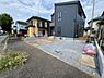 外観：前面道路を含めた現地写真です。住宅地につき落ち着いた新生活を始められそうです。