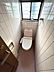 トイレ：ほっと安らげるトイレ空間です。シャワー洗浄機能付のトイレは、清潔感が印象的な空間ですね。
