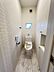 トイレ：ほっと安らげるトイレ空間です。シャワー洗浄機能付のトイレは、清潔感が印象的な空間ですね。