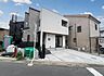 外観：前面道路を含めた現地写真です。住宅地につき落ち着いた新生活を始められそうです