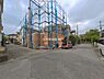 外観：前面道路を含めた現地写真です。