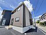 外観：前面道路を含めた現地写真です。住宅地につき落ち着いた新生活を始められそうです。