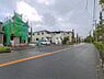 外観：前面道路を含めた現地写真です。