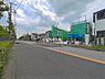 外観：前面道路を含めた現地写真です。