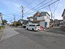 外観：前面道路を含めた現地写真です。