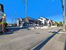 外観：前面道路を含めた現地写真です。