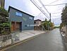 外観：前面道路を含めた現地写真です。