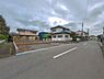外観：前面道路を含めた現地写真です。