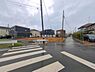 外観：前面道路を含めた現地写真です。