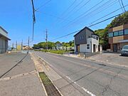 前面道路を含めた現地写真です。