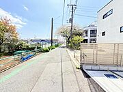 前面道路を含めた現地写真です。