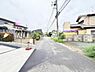 外観：前面道路を含めた現地写真です。