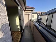 広々バルコニーで布団やレジャーシートなど大きな物も簡単に干すことができお洗濯も楽しくなりそうですね。
