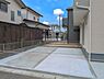 駐車場：前面道路を含めた現地写真です。