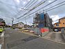 外観：前面道路を含めた現地写真です。