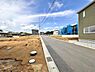 外観：前面道路を含めた現地写真です。