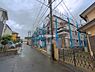 外観：前面道路を含めた現地写真です。
