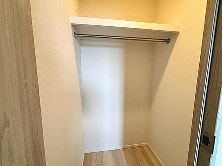 いつでもお部屋をスッキリお使い頂ける収納スペースを設置。