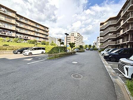 駐車場ももちろん完備しておりますのでお車所有の方にも心強いです。