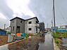外観：前面道路を含めた現地写真です。