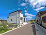 外観：前面道路を含めた現地写真です。