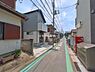 外観：前面道路を含めた現地写真です。