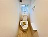トイレ：シャワー洗浄機能付のトイレは、清潔感が印象的な空間ですね。