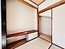 和室：和室には、お布団など大きな物の収納にも便利な押入がございます。